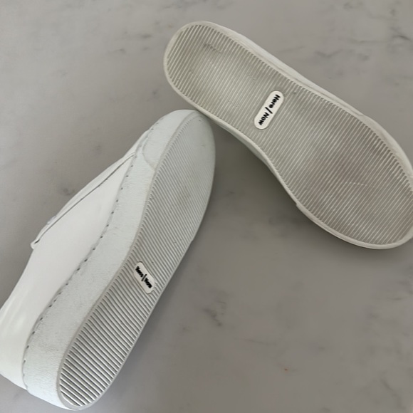 Here/ Now brand size 36 (5 1/2) white leather w/red Embroidered “kiss” detail - Picture 4 of 9